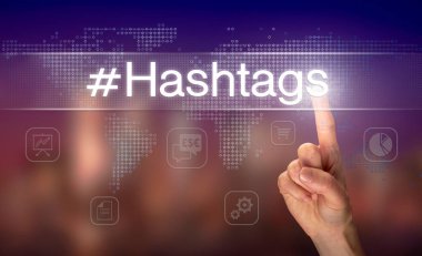 Erkek el ile arka plan bulanık açık ekranında #Hashtags düğmesini seçme