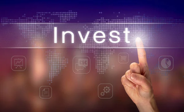 Männliche Hand Wählt Investitionstaste Auf Klarem Bildschirm Mit Verschwommenem Hintergrund — Stockfoto