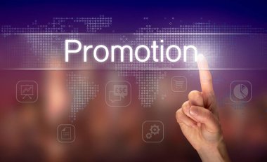 Erkek el ile arka plan bulanık açık ekranında promosyon düğmesini seçme