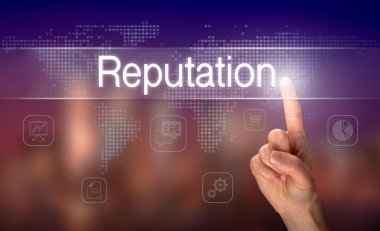 Erkek el ile arka plan bulanık açık ekranında itibar düğmesini seçme