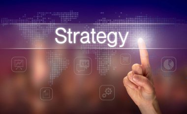 Erkek el ile arka plan bulanık açık ekranında strateji düğmesini seçme