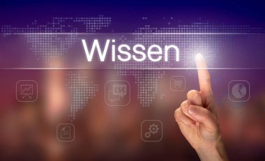 Erkek el ile arka plan bulanık açık ekranında Wissen (Know) düğmesini seçme