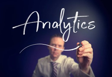 işadamı Analytics kavramı açık ekranda beyaz kalemle yazma