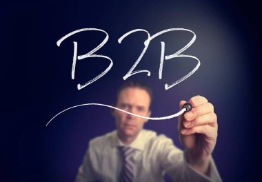 işadamı B2B kavramı açık ekranda beyaz kalemle yazma
