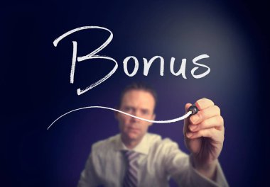 işadamı bonus kavramı açık ekranda beyaz kalemle yazma