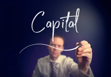 işadamı sermaye kavramı açık ekranda beyaz kalemle yazma