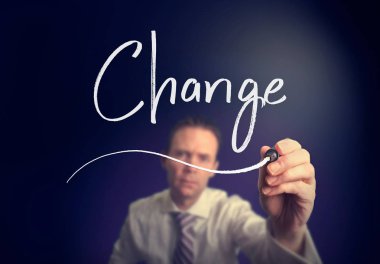 işadamı değişim kavramı açık ekranda beyaz kalemle yazma