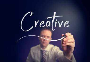 işadamı yaratıcı kavramı açık ekranda beyaz kalemle yazma