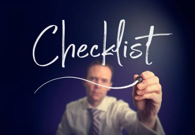 işadamı denetim listesi kavramı açık ekranda beyaz kalemle yazma