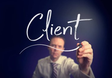 İstemci kavramı açık ekranda beyaz kalemle yazma işadamı