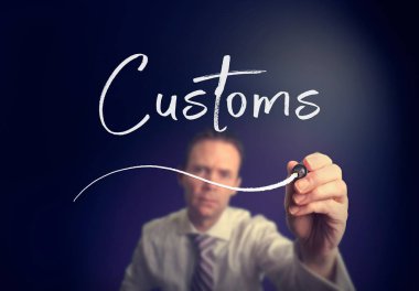 işadamı gümrük kavramı açık ekranda beyaz kalemle yazma