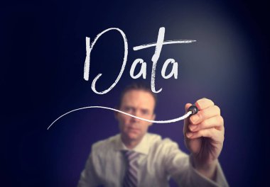 işadamı veri kavramı açık ekranda beyaz kalemle yazma