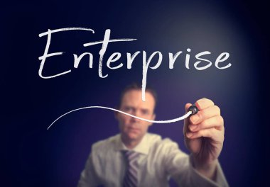 işadamı kurumsal kavramı açık ekranda beyaz kalemle yazma