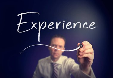 işadamı deneyimi kavramı açık ekranda beyaz kalemle yazma