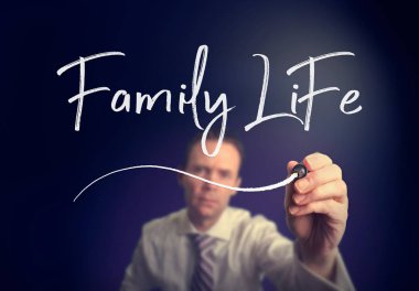 işadamı aile hayat kavramı açık ekranda beyaz kalemle yazma