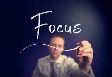 işadamı odak kavramı açık ekranda beyaz kalemle yazma