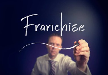işadamı franchise kavramı açık ekranda beyaz kalemle yazma