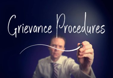 iş adamı şikayet prosedürleri kavramı açık ekranda beyaz kalemle yazma