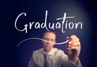 işadamı mezuniyet kavramı açık ekranda beyaz kalemle yazma