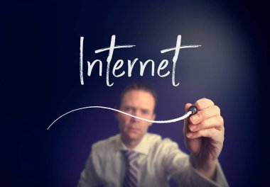 işadamı Internet kavramı açık ekranda beyaz kalemle yazma