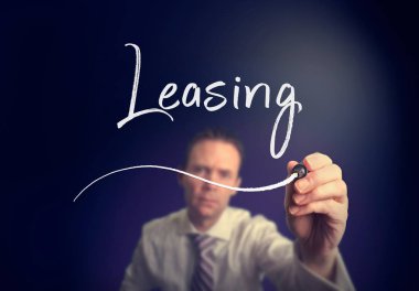 işadamı yazma finansal kiralama kavramı ile açık ekranda beyaz kalem