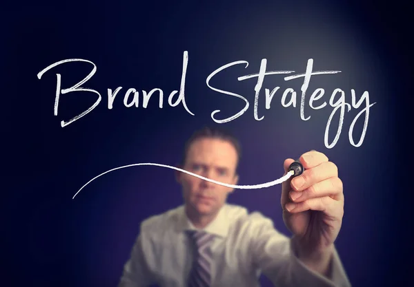 Empresário Escrevendo Brand Strategy Conceito Com Caneta Branca Tela Clara — Fotografia de Stock