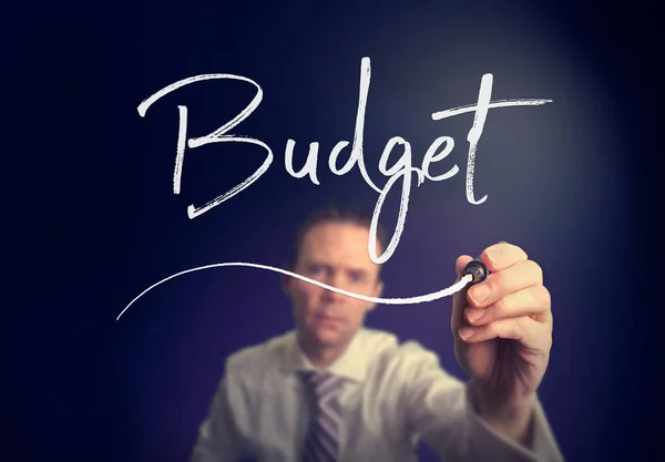 Geschäftsmann Schreibt Budgetkonzept Mit Weißem Stift Auf Klaren Bildschirm — Stockfoto