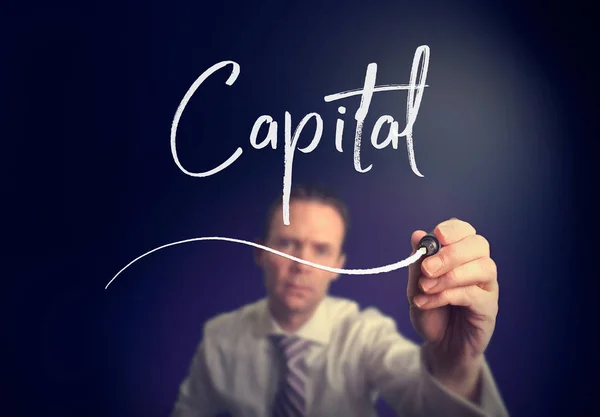 Geschäftsmann Schreibt Kapitalkonzept Mit Weißem Stift Auf Klaren Bildschirm — Stockfoto