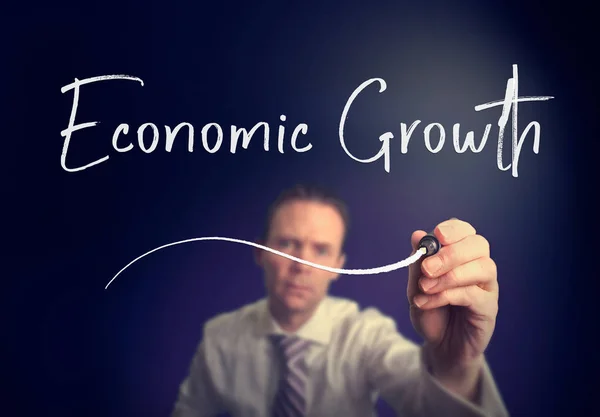 Geschäftsmann Schreibt Wirtschaftswachstumskonzept Mit Weißem Stift Auf Klarem Bildschirm — Stockfoto