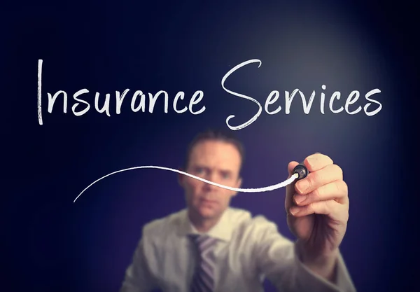 明確な画面に白いペンで保険サービスの概念を書いて実業家 — ストック写真
