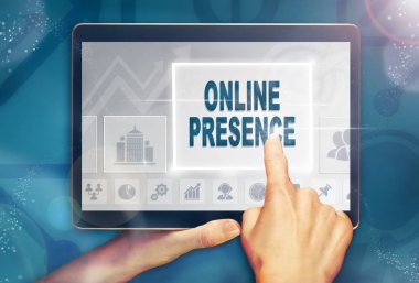 Bir bilgisayar tablet tutarak ve çevrimiçi olup olmadığını iş kavramı basarak yardım.