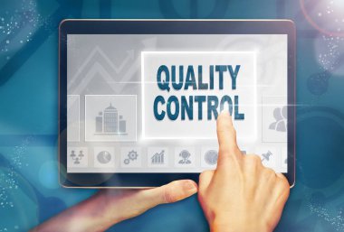Kalite kontrol iş kavramı renkli bir arka plan ile bilgisayar tablet ekranında seçerek yardım.