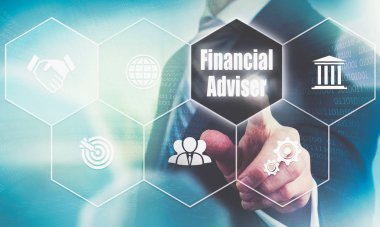 Fütüristik bilgisayar ekranında bir finansal danışman kavramı düğmesini seçerek bir işadamı el.