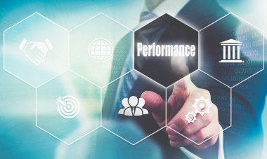 Fütüristik bilgisayar ekranında bir performans kavramı düğmesini seçerek bir işadamı el.