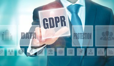 Bir futuristik bilgisayar ekranında bir Gdpr kavramı düğmesini seçerek bir işadamı el.