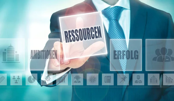 Biznesmen Naciskając Zasobów Ressourcen Przycisk Języku Niemieckim Futurystyczny Monitor — Zdjęcie stockowe