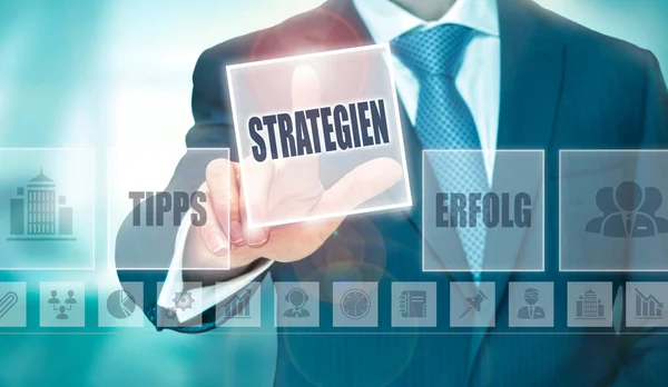 Een Zakenman Drukken Een Strategie Strategien Knop Het Duits Een — Stockfoto