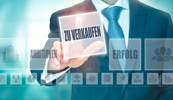 Biznesmen Naciskając Sprzedaż Verkaufen Przycisk Języku Niemieckim Futurystyczny Monitor — Zdjęcie stockowe