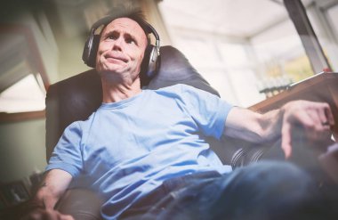 Eski nesil kablosuz kulaklıklar üzerinde modern genç müzik dinlemek deli tahrik ediliyor. Görüntüye eklenen stil ve tahıl etkisi.