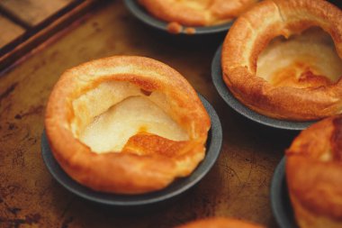 Taze pişmiş Yorkshire pudingi bir pazar için akşam yemeği kızarmış. İngiliz, İngiliz mutfağı.
