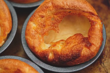 Taze pişmiş Yorkshire pudingi bir pazar için akşam yemeği kızarmış. İngiliz, İngiliz mutfağı.
