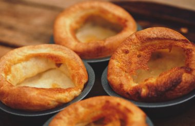 Taze pişmiş Yorkshire pudingi bir pazar için akşam yemeği kızarmış. İngiliz, İngiliz mutfağı.