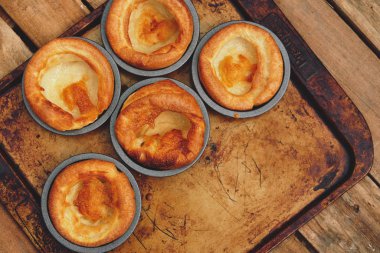 Taze pişmiş Yorkshire pudingi bir pazar için akşam yemeği kızarmış. İngiliz, İngiliz mutfağı.