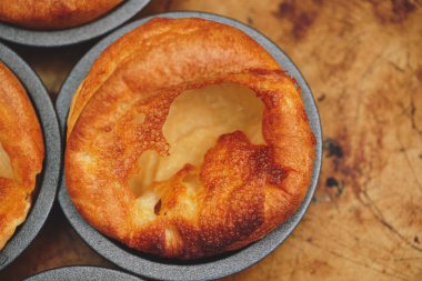 Taze pişmiş Yorkshire pudingi bir pazar için akşam yemeği kızarmış. İngiliz, İngiliz mutfağı.
