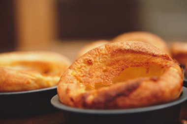 Taze pişmiş Yorkshire pudingi bir pazar için akşam yemeği kızarmış. İngiliz, İngiliz mutfağı.