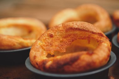Taze pişmiş Yorkshire pudingi bir pazar için akşam yemeği kızarmış. İngiliz, İngiliz mutfağı.