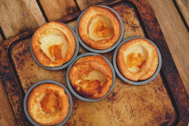 Taze pişmiş Yorkshire pudingi bir pazar için akşam yemeği kızarmış. İngiliz, İngiliz mutfağı.