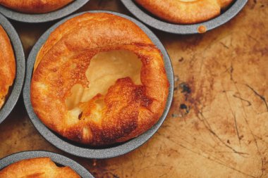 Taze pişmiş Yorkshire pudingi bir pazar için akşam yemeği kızarmış. İngiliz, İngiliz mutfağı.