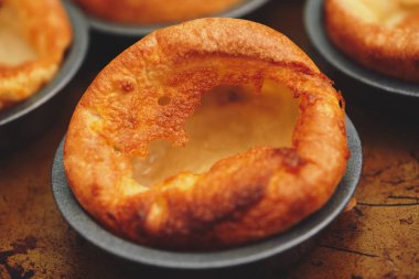 Taze pişmiş Yorkshire pudingi bir pazar için akşam yemeği kızarmış. İngiliz, İngiliz mutfağı.