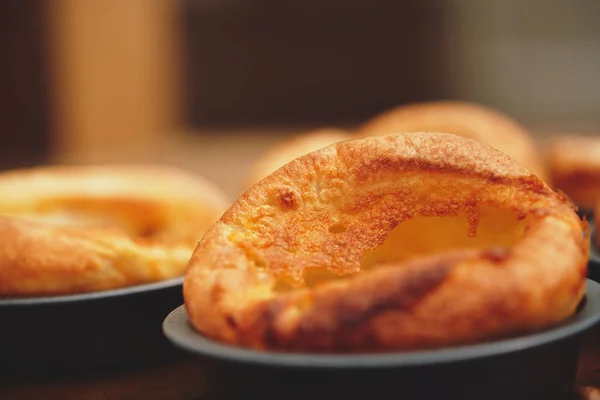 Taze Pişmiş Yorkshire Pudingi Bir Pazar Için Akşam Yemeği Kızarmış — Stok fotoğraf